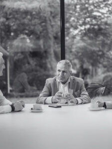 ronald-kloens-in-gesprek-met-opdrachtgever